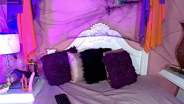 Snapshot of _IsabellaRousse chatting on October 18, 2025, 7:47 pm IsabellaRousse online show from October 18, 2025, 7:47 pm