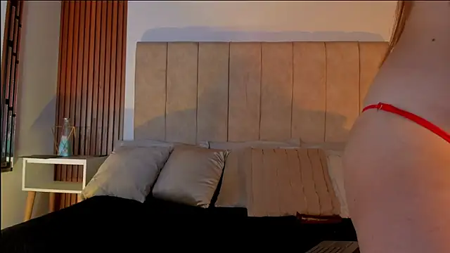 Lauraa saenz11 online show from October 17, 2025, 8:11 pm