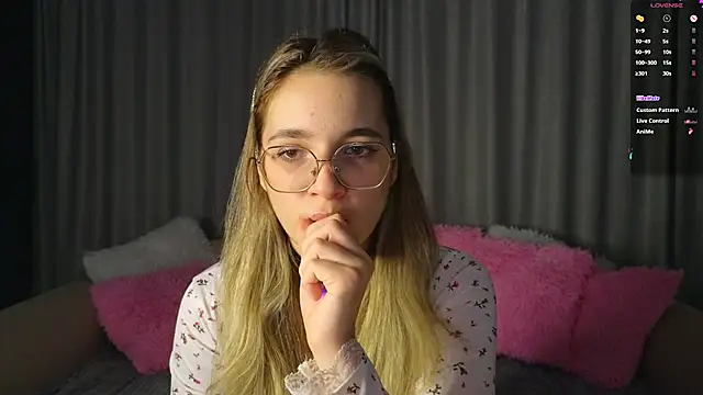 vivyboo111 online show from November 10, 2025, 8:19 pm