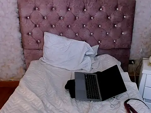 Snapshot of dreams_girl chatting on October 28, 2025, 8:55 pm dreams girl online show from October 28, 2025, 8:55 pm