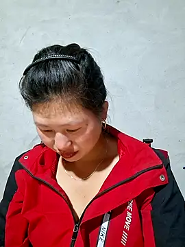 Snapshot of diamond-- chatting on October 25, 2025, 1:18 pm diamond-- online show from October 25, 2025, 1:18 pm