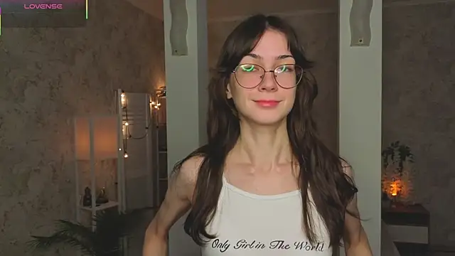 ReneeLippeatt online show from October 24, 2025, 7:43 pm