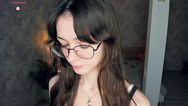 ReneeLippeatt online show from November 19, 2025, 7:47 pm