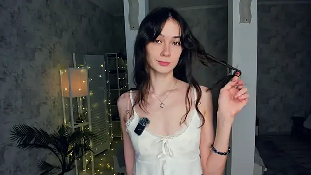 ReneeLippeatt online show from December 3, 2025, 7:23 pm