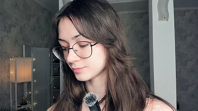 ReneeLippeatt online show from December 14, 2025, 7:40 pm