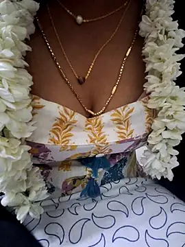 jasminetaml online show from October 4, 2025, 7:01 pm