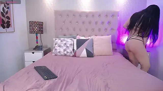 Snapshot of EmilyCley chatting on October 2, 2025, 1:18 pm EmilyCley online show from October 2, 2025, 1:18 pm