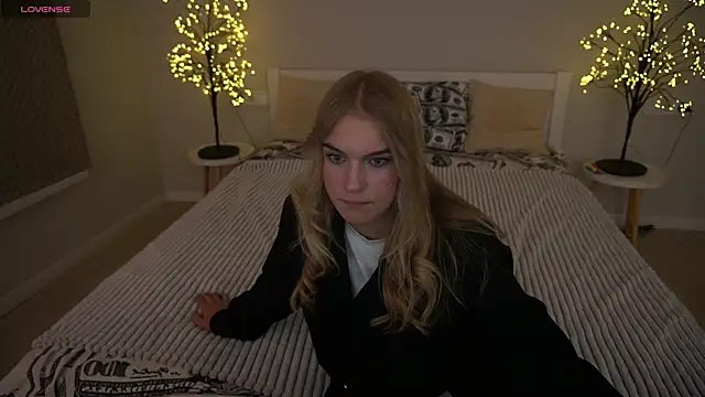 AlinaLiii online show from November 22, 2025, 8:52 pm