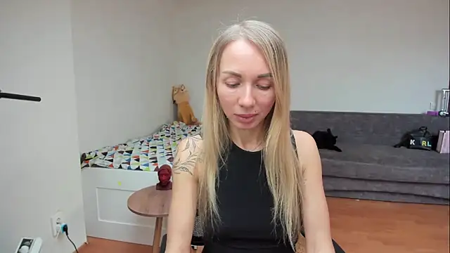 AlisiaCat online show from May 19, 2026, 7:26 am