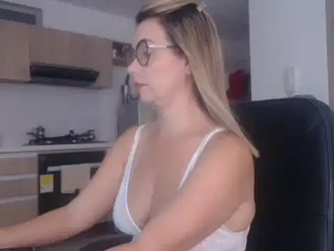 Snapshot of LovePaula chatting on February 2, 2025, 10:49 pm LovePaula online show from February 2, 2025, 10:49 pm