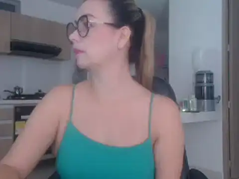 Snapshot of LovePaula chatting on March 18, 2025, 12:03 pm LovePaula online show from March 18, 2025, 12:03 pm