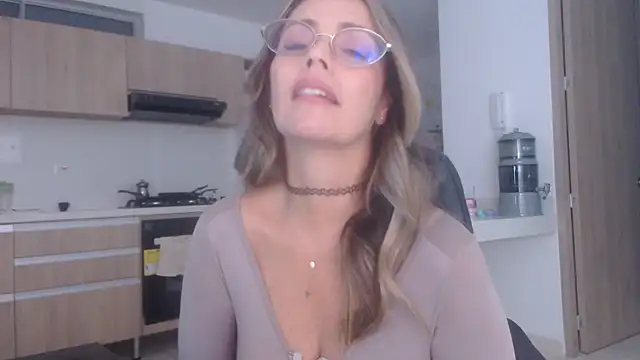 LovePaula online show from November 30, 2025, 12:20 pm