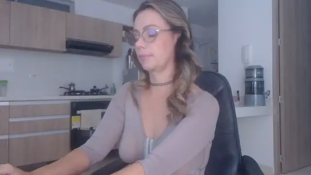 LovePaula online show from December 14, 2025, 11:37 am