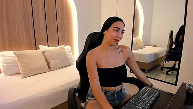 olivia willoow online show from December 14, 2025, 3:23 am