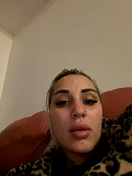 Giullyaxx online show from December 3, 2025, 11:03 pm