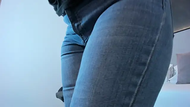 Snapshot of zoee_zi chatting on October 24, 2025, 8:05 pm zoee zi online show from October 24, 2025, 8:05 pm