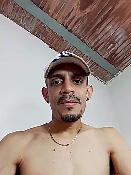 Snapshot of LATINO27CM chatting on October 7, 2025, 8:06 pm LATINO27CM online show from October 7, 2025, 8:06 pm