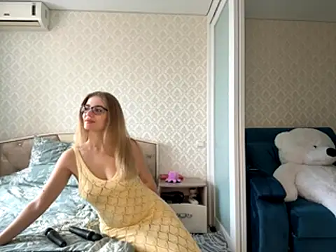 twoflowersshy online show from October 16, 2025, 9:21 am