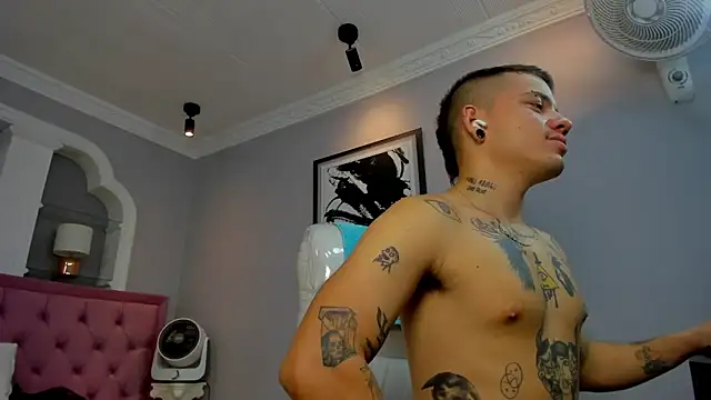 wildthor26 online show from September 25, 2025, 3:32 am