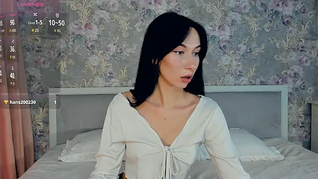 Snapshot of MissLauura chatting on September 22, 2025, 1:35 pm MissLauura online show from September 22, 2025, 1:35 pm