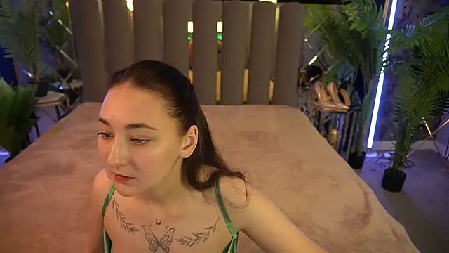 Snapshot of SashaDuvalle chatting on October 4, 2025, 7:06 am SashaDuvalle online show from October 4, 2025, 7:06 am