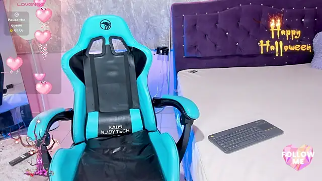 Snapshot of Lauren_smiles chatting on October 18, 2025, 4:37 am Lauren smiles online show from October 18, 2025, 4:37 am