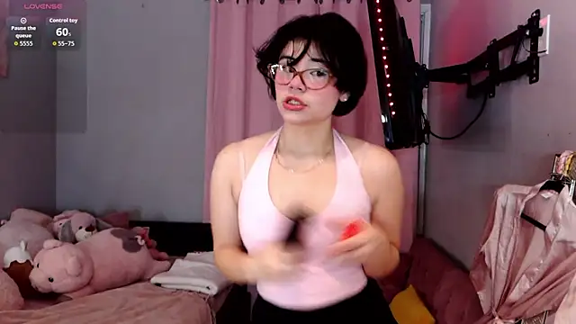 Snapshot of LunaMilav chatting on October 26, 2025, 1:00 am LunaMilav online show from October 26, 2025, 1:00 am