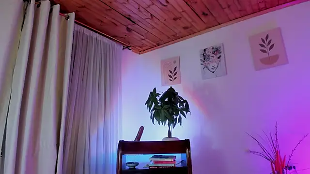 Snapshot of Lauraricci__ chatting on June 27, 2026, 6:29 am Lauraricci online show from June 27, 2026, 6:29 am