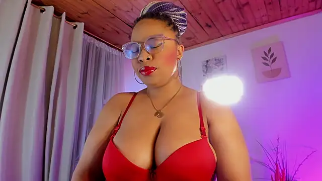 Snapshot of Lauraricci__ chatting on July 15, 2026, 3:34 am Lauraricci online show from July 15, 2026, 3:34 am