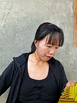 Snapshot of helenzz chatting on October 10, 2025, 12:53 am helenzz online show from October 10, 2025, 12:53 am