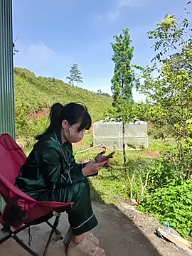 Snapshot of Helen-Tran chatting on October 22, 2025, 1:39 am Helen-Tran online show from October 22, 2025, 1:39 am