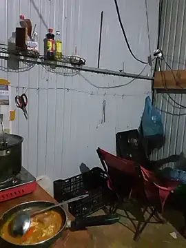 Snapshot of Helen-Tran chatting on October 23, 2025, 12:04 pm Helen-Tran online show from October 23, 2025, 12:04 pm