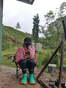 Snapshot of Helen-Tran chatting on October 27, 2025, 1:42 am Helen-Tran online show from October 27, 2025, 1:42 am