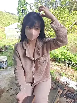 Snapshot of Helen-Tran chatting on November 10, 2025, 1:37 am Helen-Tran online show from November 10, 2025, 1:37 am