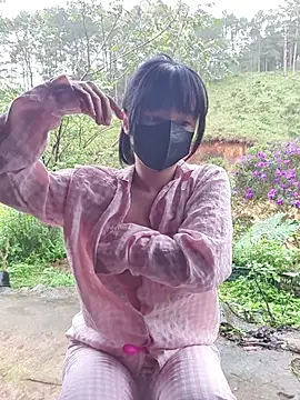 Snapshot of Helen-Tran chatting on November 19, 2025, 2:22 am Helen-Tran online show from November 19, 2025, 2:22 am