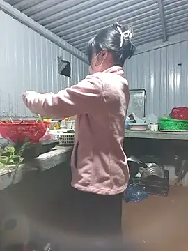 Snapshot of Helen-Tran chatting on November 28, 2025, 12:08 pm Helen-Tran online show from November 28, 2025, 12:08 pm