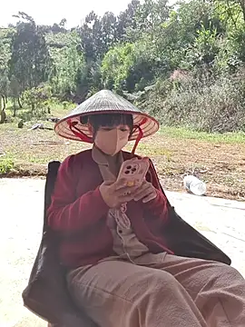 Snapshot of Helen-Tran chatting on November 30, 2025, 2:26 am Helen-Tran online show from November 30, 2025, 2:26 am