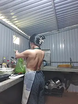 Snapshot of Helen-Tran chatting on December 18, 2025, 5:35 am Helen-Tran online show from December 18, 2025, 5:35 am