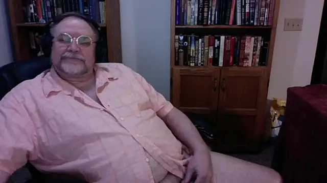 Snapshot of Vinyl22@xh chatting on March 8, 2026, 6:06 am Vinyl22xh online show from March 8, 2026, 6:06 am