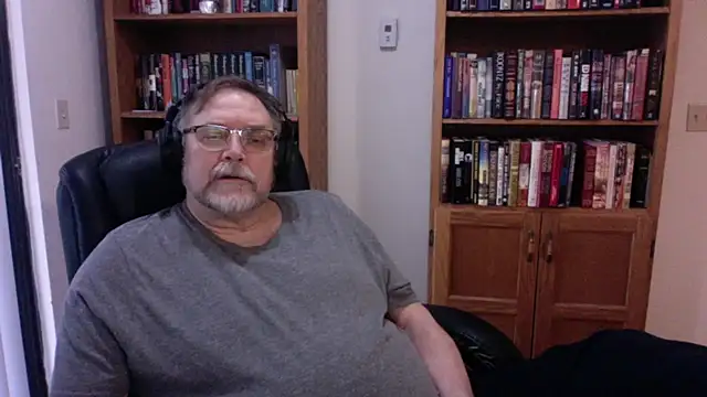 Snapshot of Vinyl22@xh chatting on April 1, 2026, 11:35 pm Vinyl22xh online show from April 1, 2026, 11:35 pm