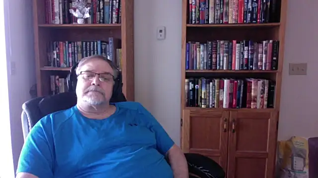 Snapshot of Vinyl22@xh chatting on April 8, 2026, 5:24 pm Vinyl22xh online show from April 8, 2026, 5:24 pm