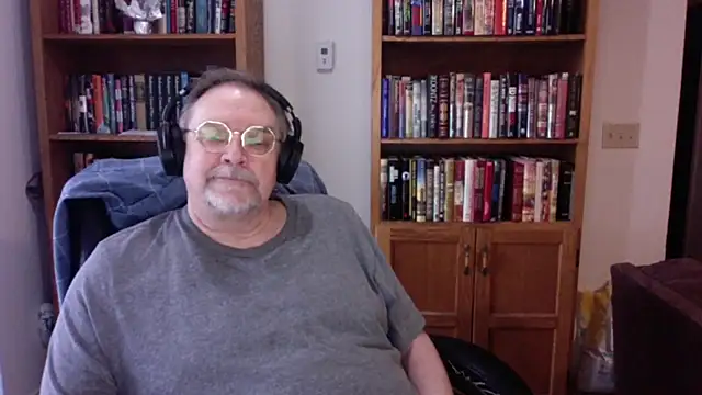 Snapshot of Vinyl22@xh chatting on April 11, 2026, 12:04 am Vinyl22xh online show from April 11, 2026, 12:04 am