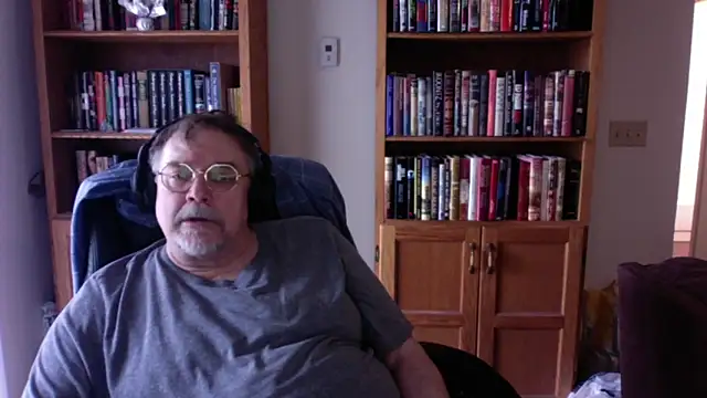 Snapshot of Vinyl22@xh chatting on April 11, 2026, 7:29 pm Vinyl22xh online show from April 11, 2026, 7:29 pm