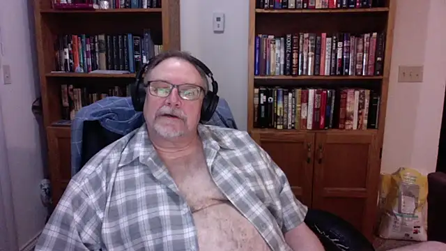 Snapshot of Vinyl22@xh chatting on April 13, 2026, 2:17 am Vinyl22xh online show from April 13, 2026, 2:17 am