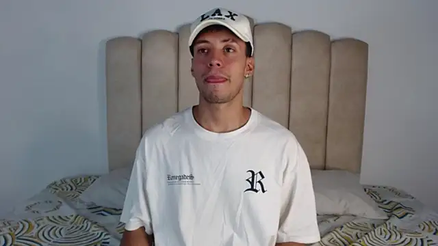 Snapshot of aroncooper1 chatting on November 1, 2025, 11:07 pm aroncooper1 online show from November 1, 2025, 11:07 pm