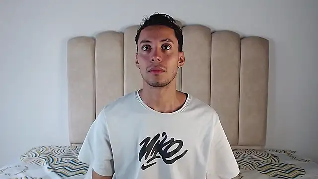 Snapshot of aroncooper1 chatting on November 2, 2025, 8:11 pm aroncooper1 online show from November 2, 2025, 8:11 pm