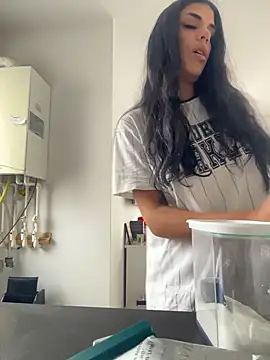 Snapshot of AylinHazellx chatting on October 26, 2025, 9:04 am AylinHazellx online show from October 26, 2025, 9:04 am