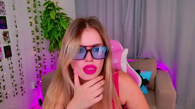 Snapshot of KellyHayden chatting on October 18, 2025, 11:33 am KellyHayden online show from October 18, 2025, 11:33 am