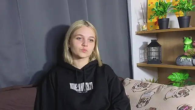 Snapshot of KelleDomin chatting on October 2, 2025, 6:48 pm KelleDomin online show from October 2, 2025, 6:48 pm