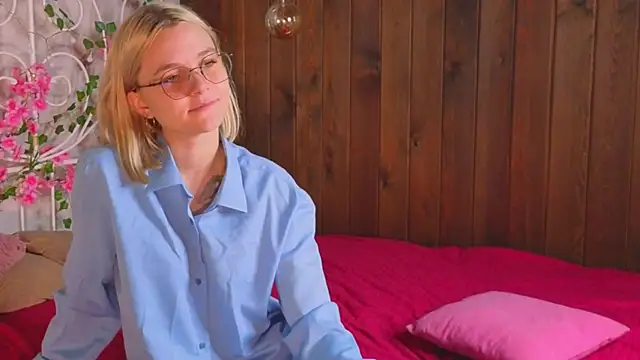 Snapshot of KelleDomin chatting on October 10, 2025, 7:07 am KelleDomin online show from October 10, 2025, 7:07 am